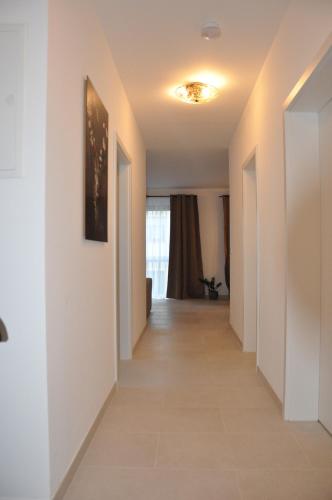 Előcsarnok, Modernes Apartment in B'heim 1 OG WG3 in Ginsheim-Gustavsburg