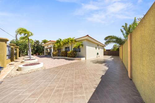 Spacious 3 Min To Beach Pool Jacuzzi Gym