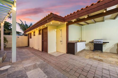 Spacious 3 Min To Beach Pool Jacuzzi Gym