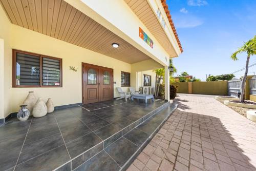 Spacious 3 Min To Beach Pool Jacuzzi Gym