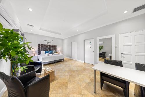 Spacious 3 Min To Beach Pool Jacuzzi Gym