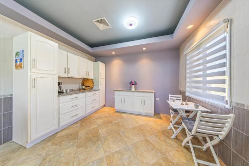 Spacious 3 Min To Beach Pool Jacuzzi Gym