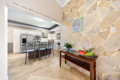 Spacious 3 Min To Beach Pool Jacuzzi Gym