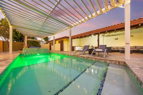 Spacious 3 Min To Beach Pool Jacuzzi Gym