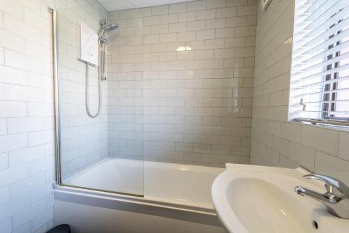 Deluxe One-Bedroom Apartment with Garden View image 7
