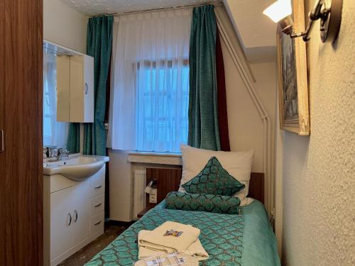 Single Room with Private Bathroom in Hallway image 6