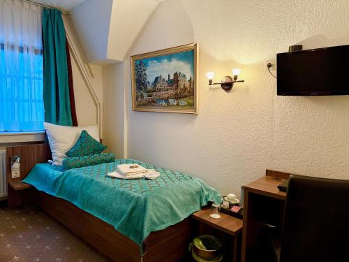 Single Room with Private Bathroom in Hallway image 7