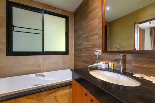 room detail thumbnail 2