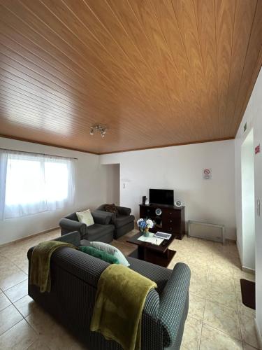 ห้องส่วนกลางสำหรับนั่งเล่น/ดูทีวี, Nordesteza House in นอร์เดสตินโฮ