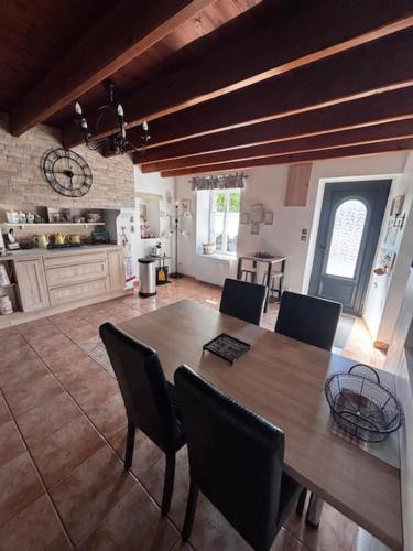 Grand gîte 8pers, proche mer, jardin et barbecue Grand gîte 8pers, proche mer, jardin et barbecue