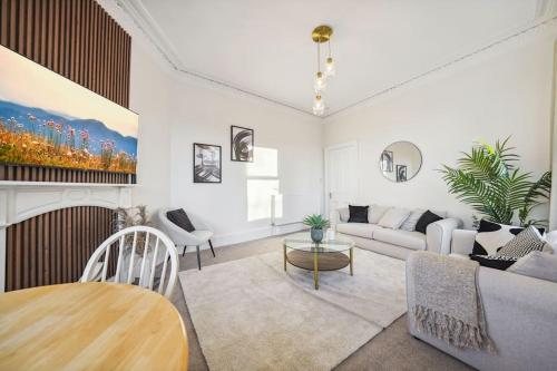 Large Terraced Home with Parking, Glasgow (photo 2)