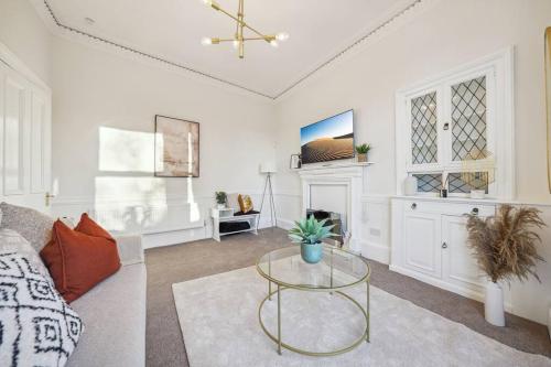 Large Terraced Home with Parking, Glasgow (photo 3)