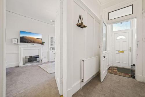 Large Terraced Home with Parking, Glasgow (photo 7)