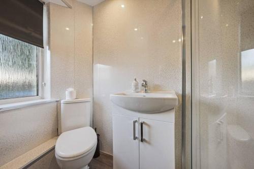 Large Terraced Home with Parking, Glasgow (photo 9)
