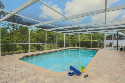Sunset Poolhouse - Pool, Firepit, Playset, Games