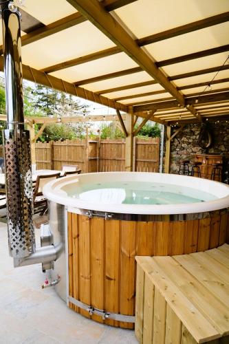 Masažna kad, Maison de vacances avec SPA in Octeville