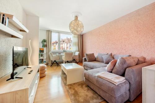 Shared lounge/TV area, Wohnen auf Zeit, Stilvolles Apartment mit Balkon & Parkplatz nahe Frankfurt in Hanau