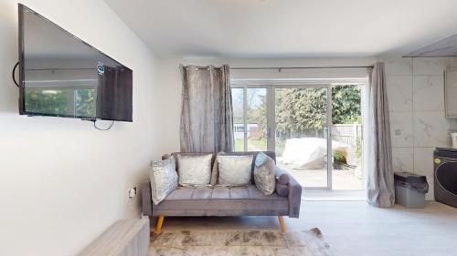 OnSiteStays - Spacious 3BR Home Parking