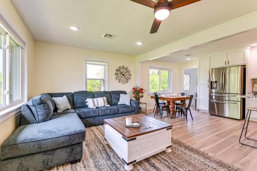 5 Mi to Lake Texoma Wooded Retreat on 3 Acres!