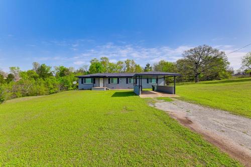 5 Mi to Lake Texoma Wooded Retreat on 3 Acres! in Tishomingo