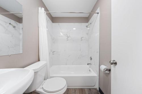 Southern Suites Pensacola Mobile - 화장실