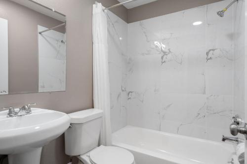 Southern Suites Pensacola Mobile - 화장실