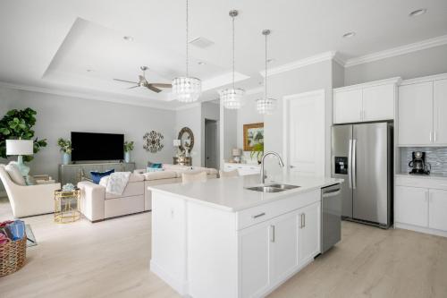 Beachside Bliss 3BR, Heated Pool, Sleeps 10! in Wabasso Beach (FL)