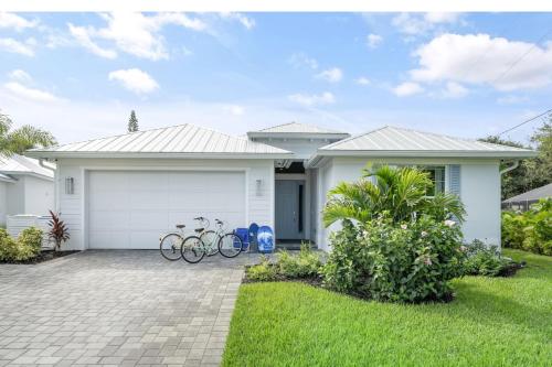 Beachside Bliss 3BR, Heated Pool, Sleeps 10! in Wabasso Beach (FL)