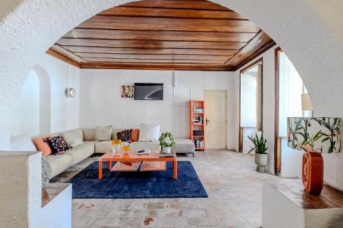 Facilities, BO House & Hairshop in Estômbar