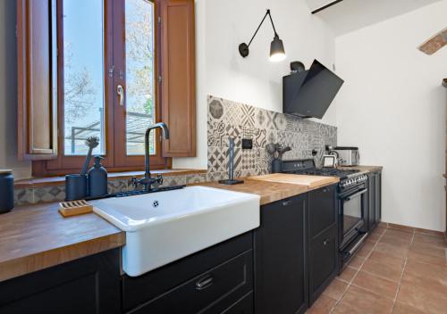 30 Min from Florence Jacuzzi, Wi-Fi & Parking