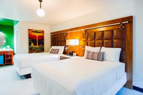 Queen Room with Two Queen Beds - Courtyard View image 1