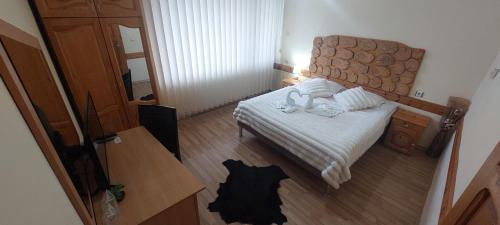 Double or Twin Room with Mountain View image 6