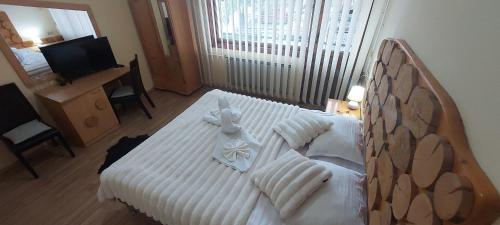 Double or Twin Room with Mountain View image 7