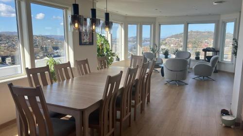 Villa with heated pool and magnificent view in Ytrebygda