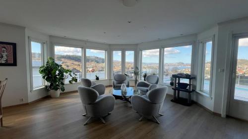 Villa with heated pool and magnificent view in Ytrebygda