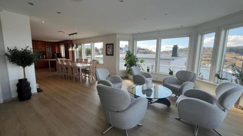 Villa with heated pool and magnificent view in Ytrebygda