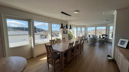 Villa with heated pool and magnificent view in Ytrebygda