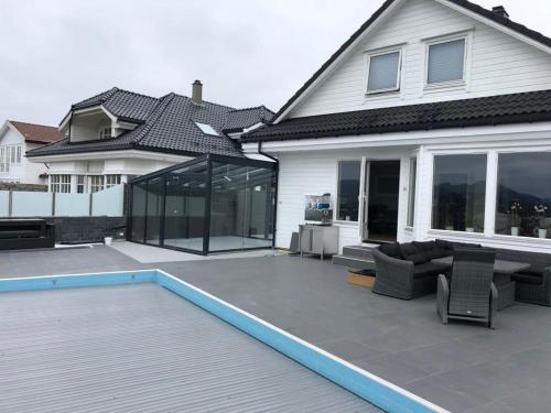Villa with heated pool and magnificent view in Ytrebygda