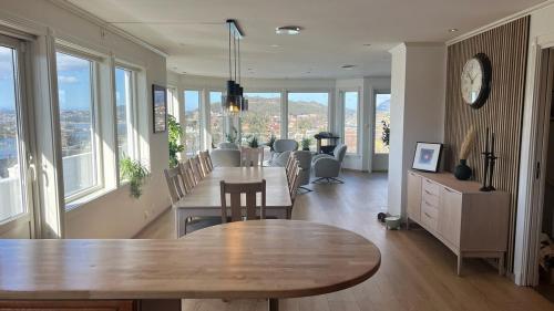 Villa with heated pool and magnificent view in Ytrebygda