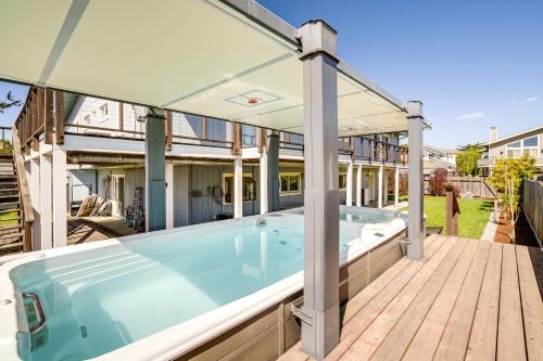 Walk to Poplar Beach: Cozy Coastal Getaway w/ Yard