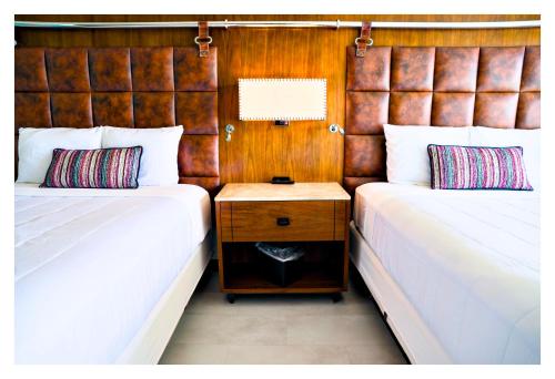 Queen Room with Two Queen Beds - Courtyard View image 9
