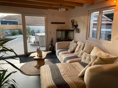 Maison neuve cocooning 6 personnes Avec Spa et piscine chauffée gîte à louer Étival-Clairefontaine