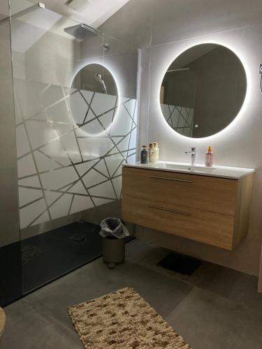 Maison neuve cocooning 6 personnes Avec Spa et piscine chauffée (Maison neuve cocooning 6 personnes Avec Spa et piscine chauffee) in Etival-Klērfonteina