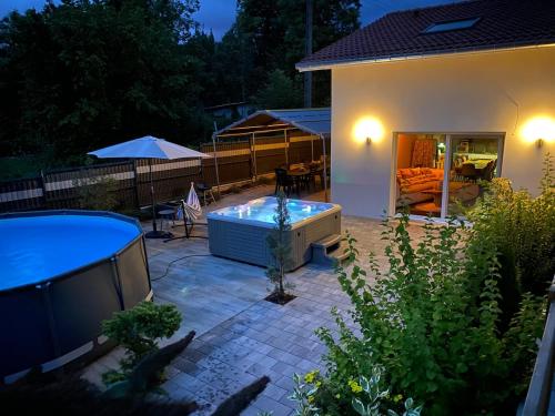 Maison neuve cocooning 6 personnes Avec Spa et piscine chauffée (Maison neuve cocooning 6 personnes Avec Spa et piscine chauffee) in Etival-Klērfonteina