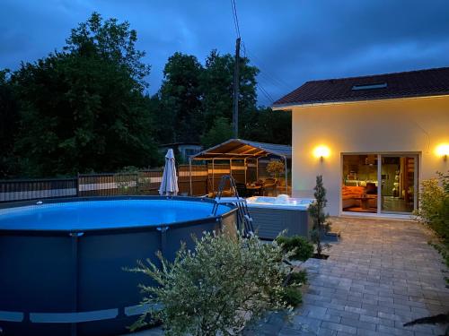 Maison neuve cocooning 6 personnes Avec Spa et piscine chauffée (Maison neuve cocooning 6 personnes Avec Spa et piscine chauffee) in Etival-Klērfonteina