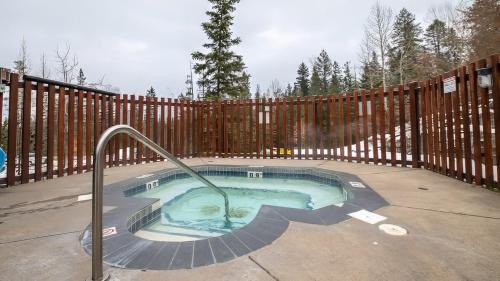 Pezsgőfürdő, Stone Creek Chalet by Fernie Lodging Company in Fernie (Brit Kolumbia)