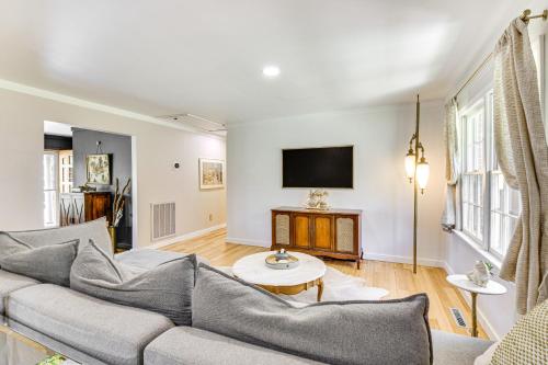 5 Mi to Lake Keowee Stylish Salem Home with Yard!