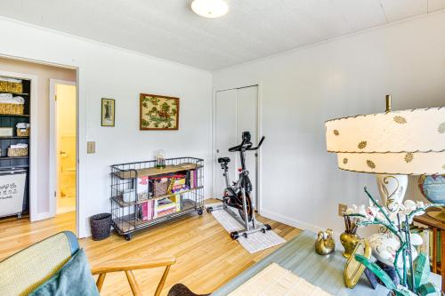 5 Mi to Lake Keowee Stylish Salem Home with Yard!