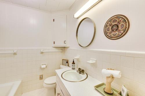 5 Mi to Lake Keowee Stylish Salem Home with Yard!