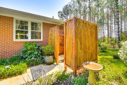 5 Mi to Lake Keowee Stylish Salem Home with Yard!